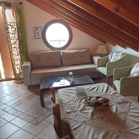 Mantemi House Апартаменты Лутраки